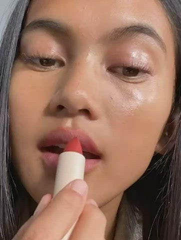 Amanda wears Fluffmatte in Hot Sauce